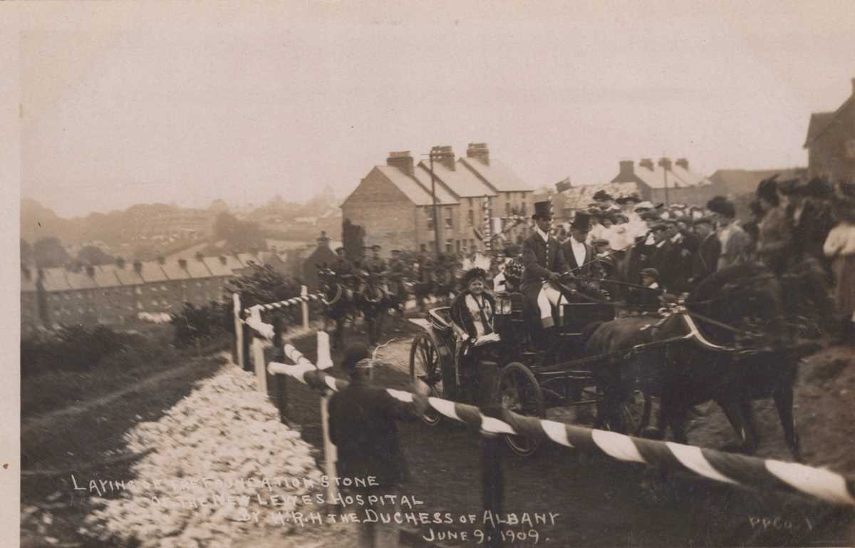 An album containing approximately 348 postcards, the majority topographical views or greetings - Image 4 of 11