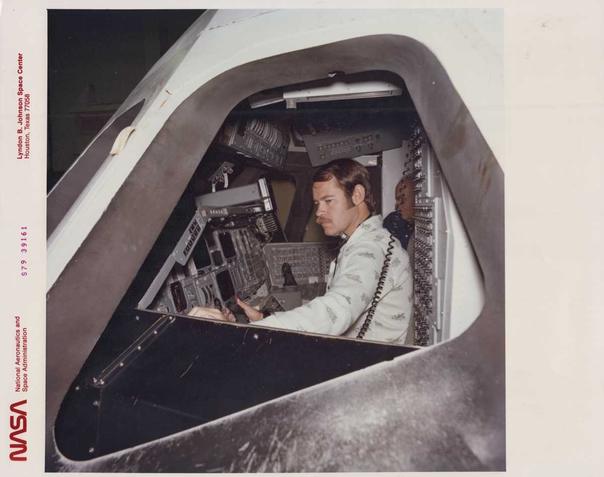 SPACE. A small group of five colour NASA-released portrait photographs of Space Shuttle astronauts - Image 13 of 17