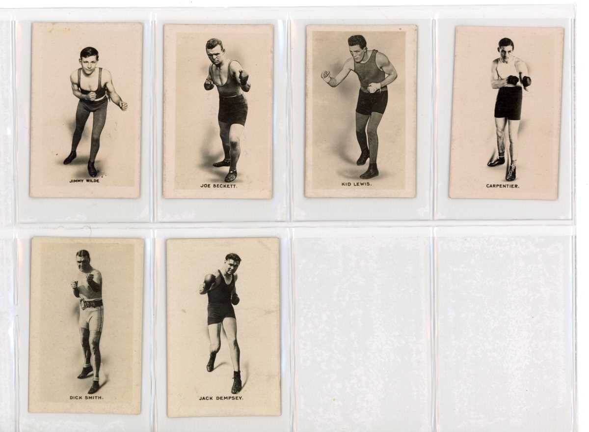 A collection of trade cards in six albums, including a set of 27 Pluck medium-size ‘Football Teams’, - Bild 2 aus 5