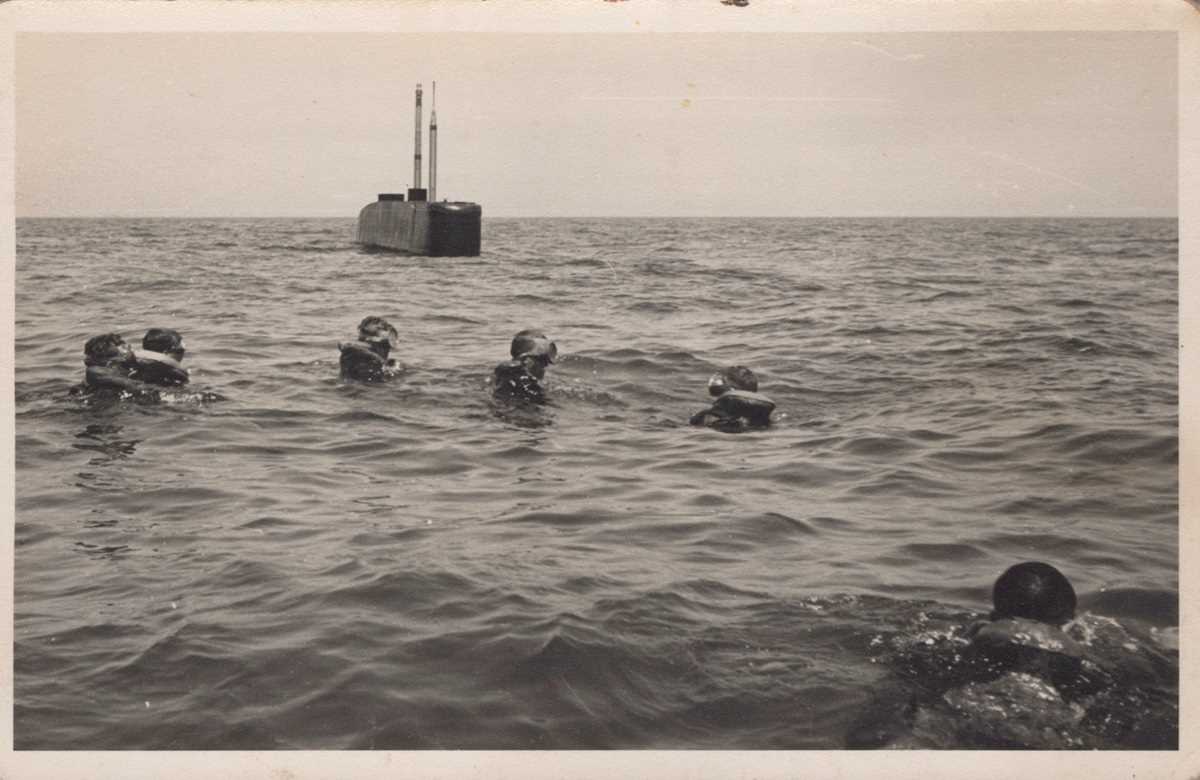 An album containing approximately 46 postcards and numerous photographs of naval interest, the - Bild 4 aus 5