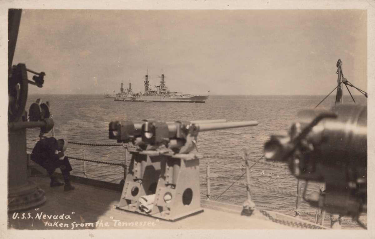 Two albums containing approximately 140 postcards and numerous photographs of American naval - Bild 3 aus 3