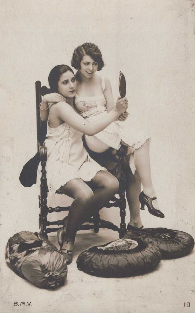 A collection of 25 postcards of erotic or risqué interest, some photographic. - Image 9 of 10