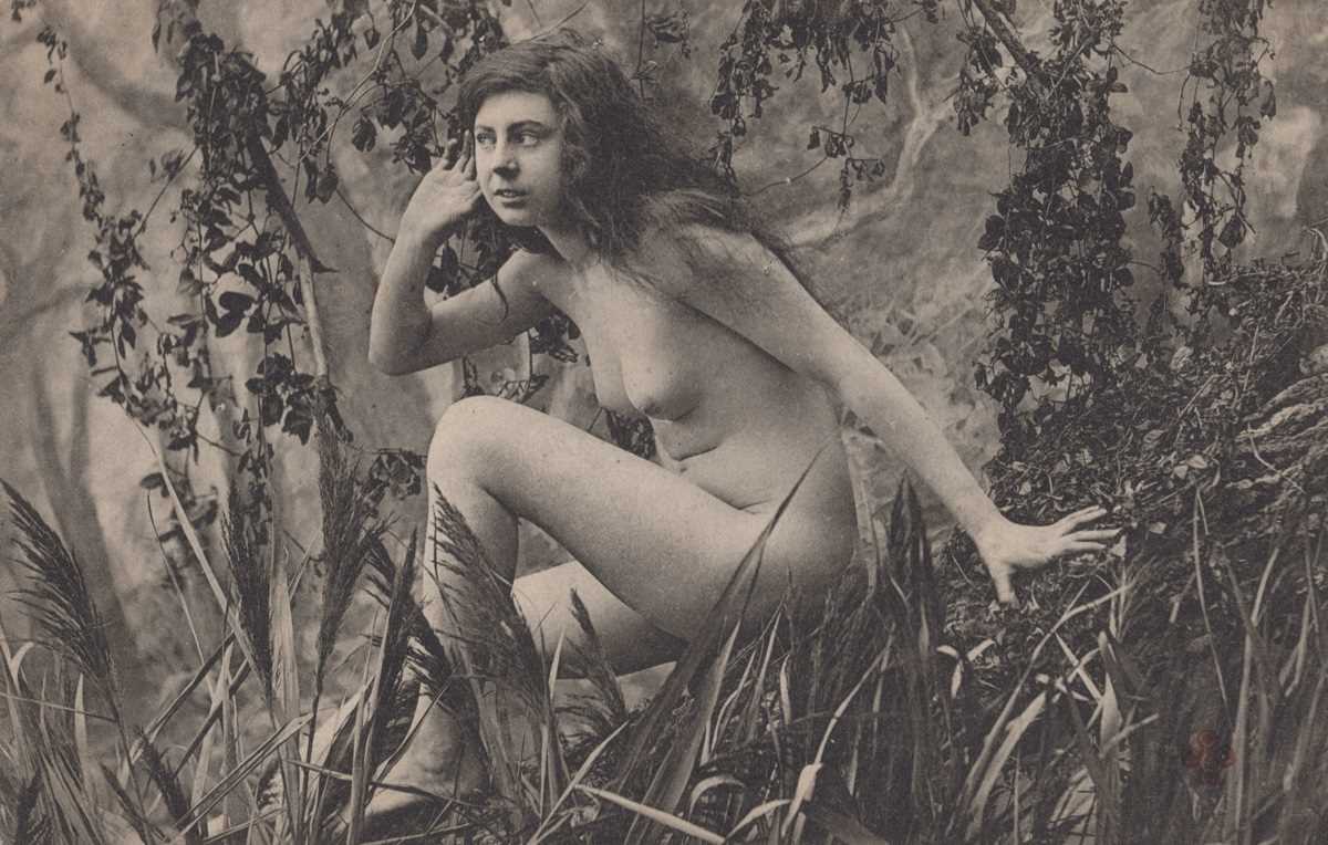 A collection of approximately 170 postcards of erotic or risqué interest, many collected in sets. - Bild 10 aus 10