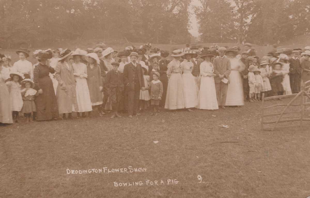 A collection of approximately 84 postcards of Oxfordshire including photographic postcards titled ‘ - Bild 6 aus 14