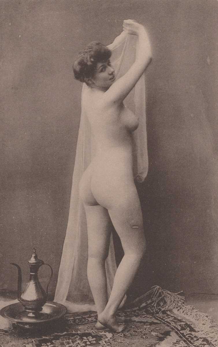 A collection of approximately 170 postcards of erotic or risqué interest, many collected in sets. - Bild 6 aus 10