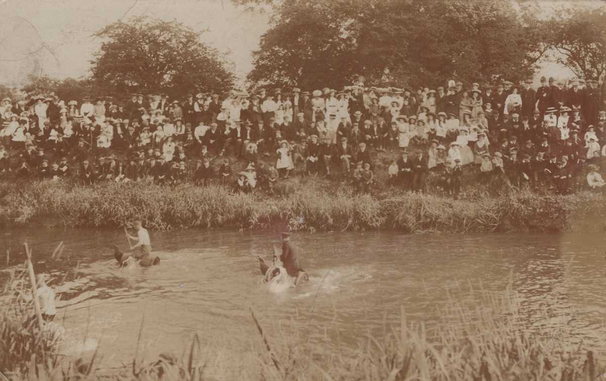 A collection of 33 postcards of East Yorkshire including photographic postcards titled ‘Hoist - Bild 10 aus 10