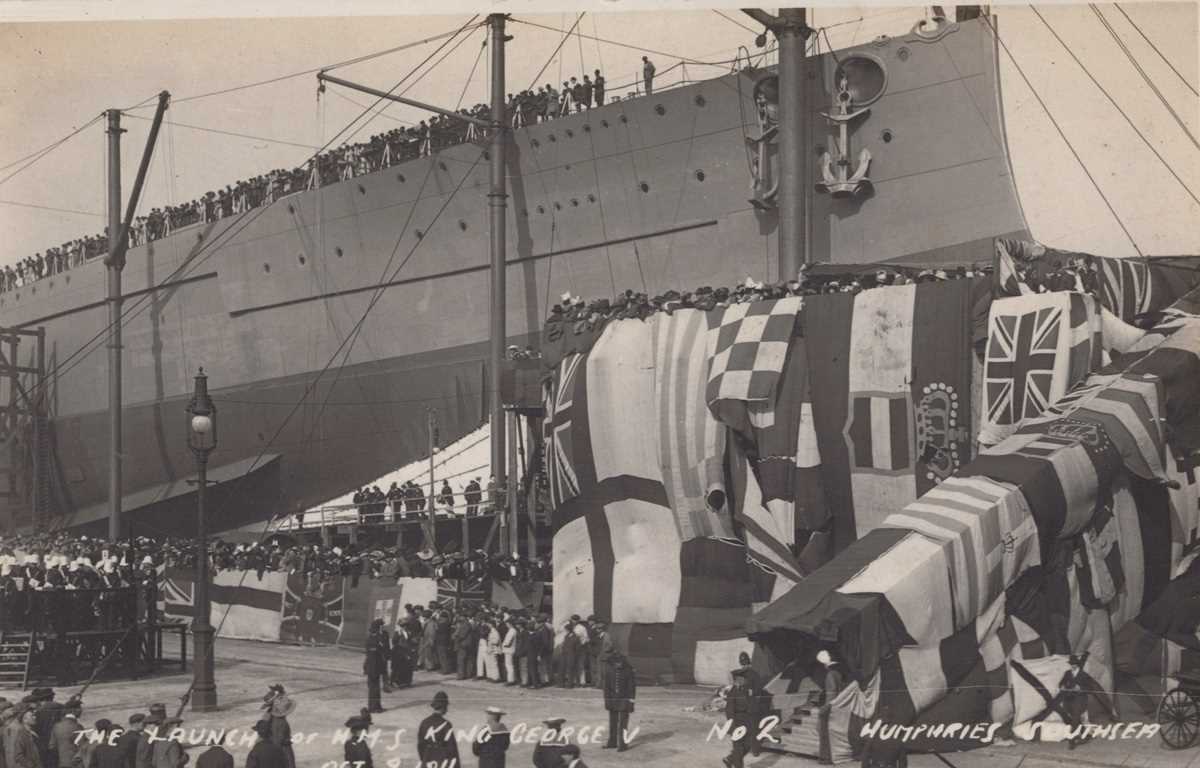 An album containing approximately 283 postcards of naval interest including portraits of ships and - Bild 10 aus 15