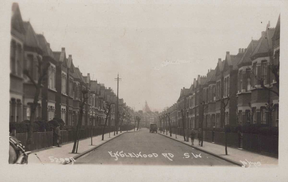 A collection of 15 photographic postcards of London and its suburbs including postcards titled ‘ - Bild 6 aus 15