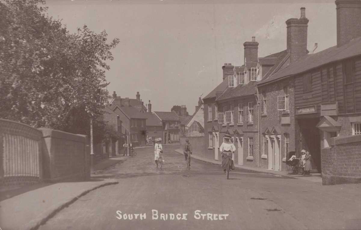 A collection of approximately 113 postcards of Shefford and its Bedfordshire environs in an album - Bild 3 aus 11
