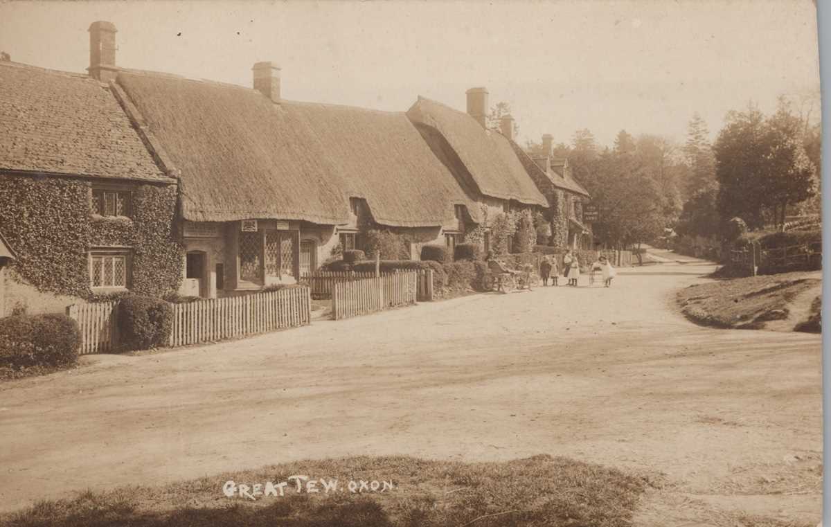 A collection of approximately 84 postcards of Oxfordshire including photographic postcards titled ‘ - Bild 13 aus 14
