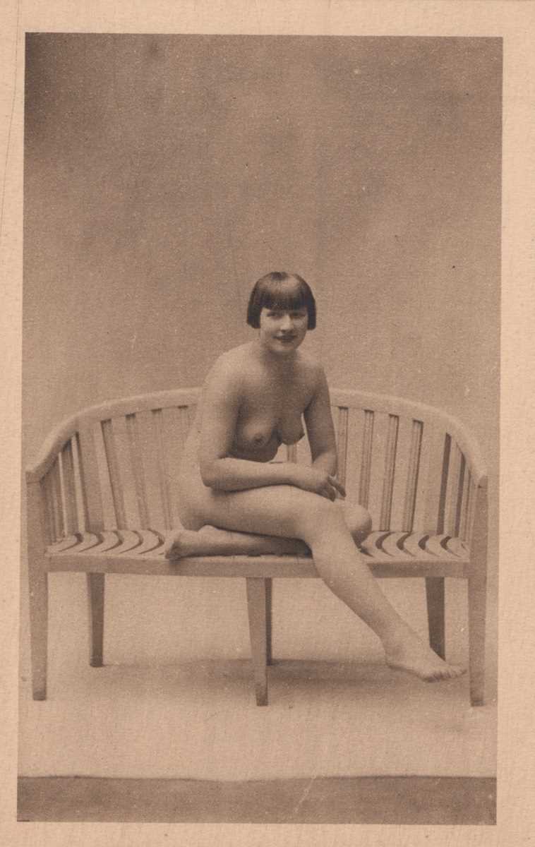 A collection of 25 postcards of erotic or risqué interest, some photographic. - Image 8 of 10