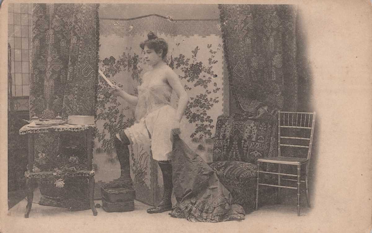 A collection of approximately 169 postcards of erotic or risqué interest, many collected in sets. - Image 5 of 11