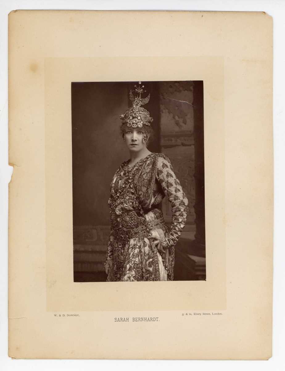 AUTOGRAPH. A signed photograph of Sarah Bernhardt, 14.5cm x 10cm, the three-quarter length - Bild 7 aus 9