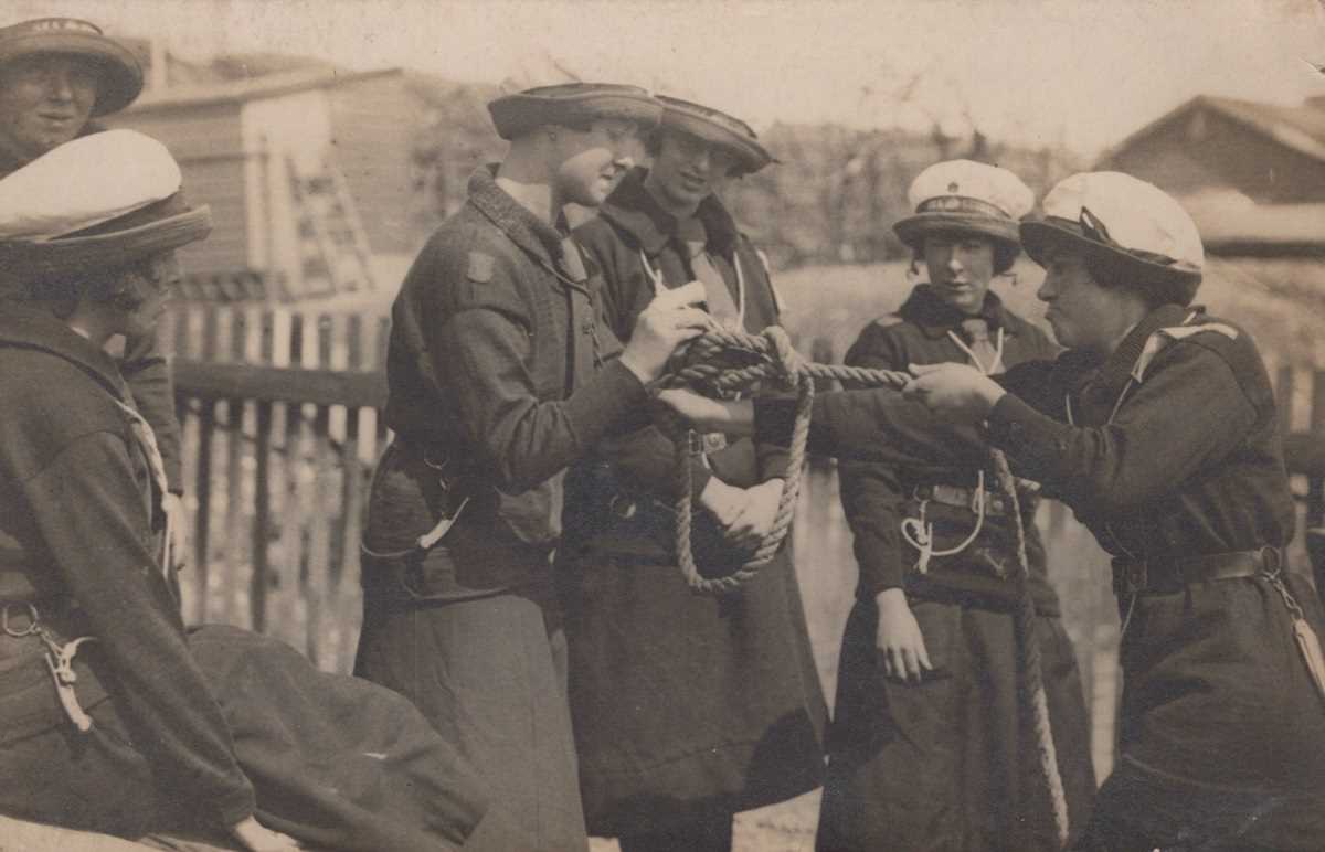 A collection of 16 photographic postcards of girl Sea Scouts. - Bild 3 aus 16