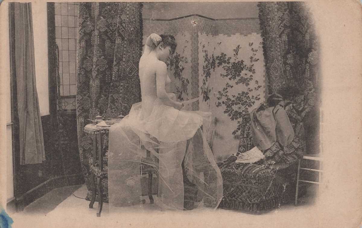 A collection of approximately 169 postcards of erotic or risqué interest, many collected in sets. - Image 3 of 11