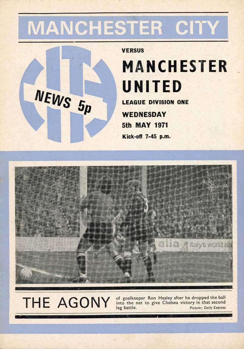 FOOTBALL PROGRAMMES. A collection of approximately 33 football programmes featuring Manchester - Image 2 of 5