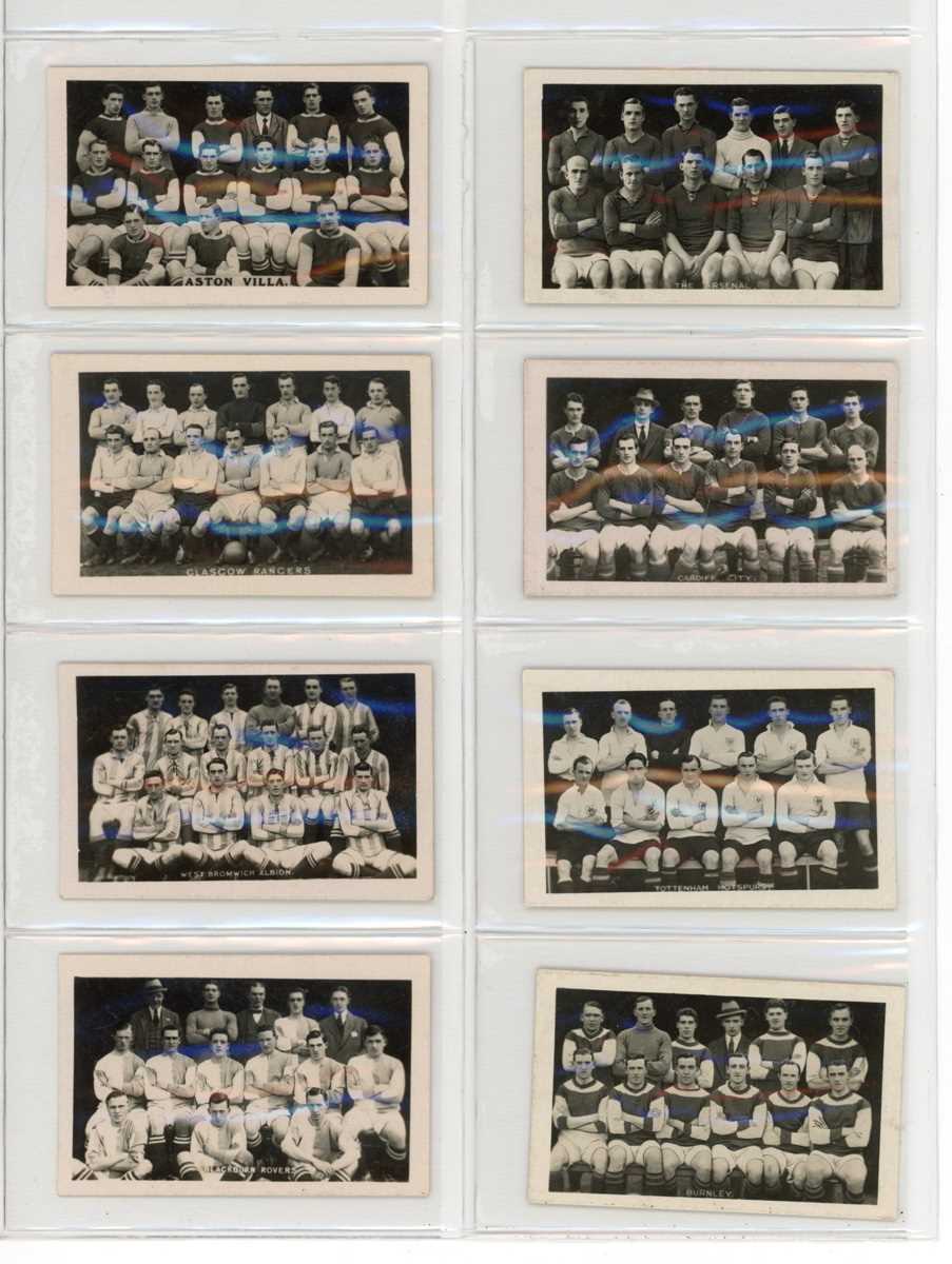 A collection of trade cards in six albums, including a set of 27 Pluck medium-size ‘Football Teams’, - Bild 4 aus 5