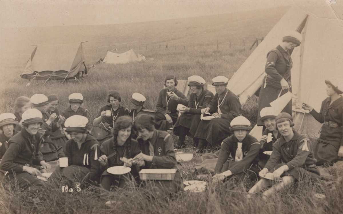 A collection of 16 photographic postcards of girl Sea Scouts. - Bild 2 aus 16