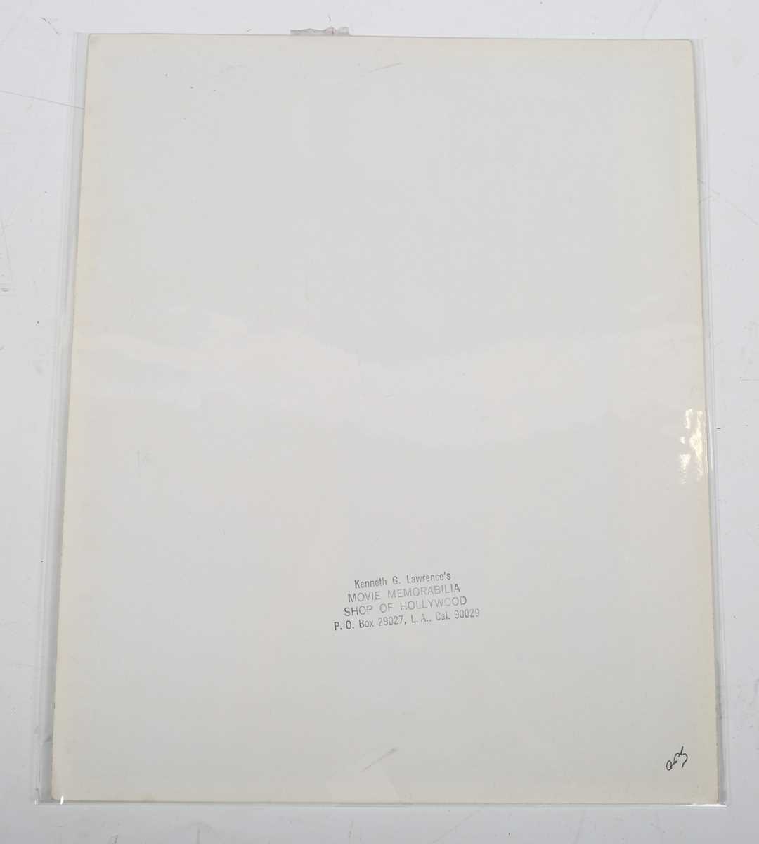 AUTOGRAPH. An autographed black and white photograph signed by Frank Sinatra and Jacqueline Bisset - Bild 6 aus 7