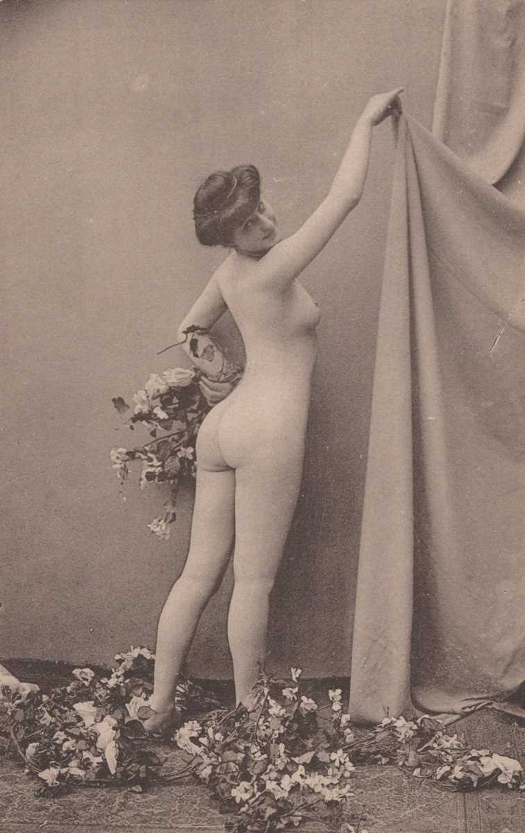 A collection of approximately 170 postcards of erotic or risqué interest, many collected in sets. - Bild 7 aus 10