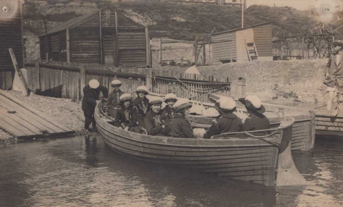 A collection of 16 photographic postcards of girl Sea Scouts. - Bild 10 aus 16