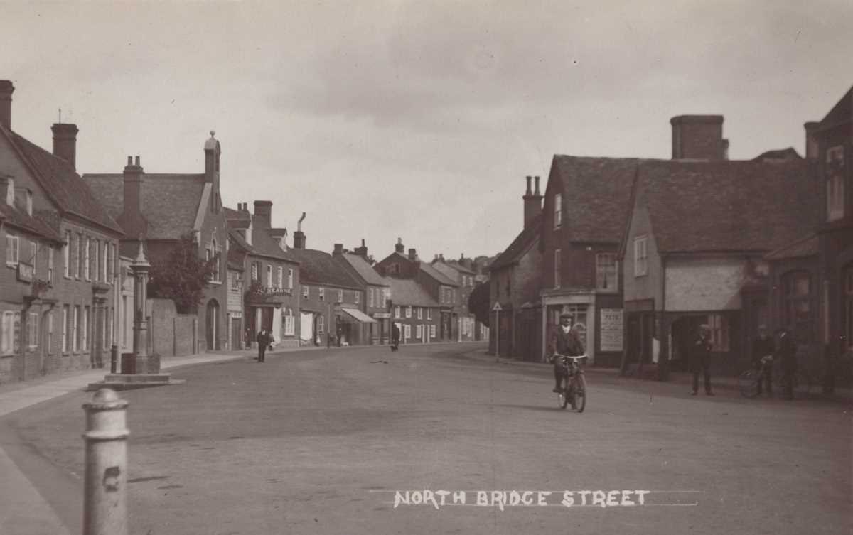 A collection of approximately 113 postcards of Shefford and its Bedfordshire environs in an album - Bild 9 aus 11