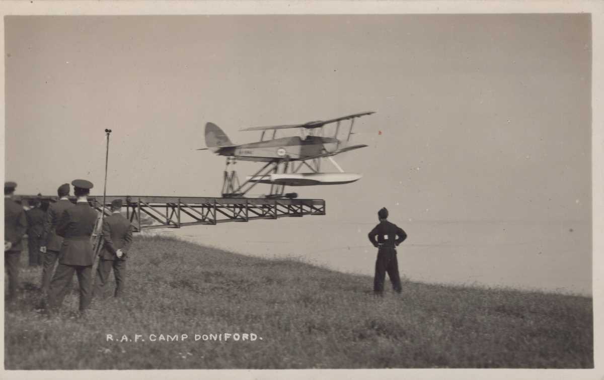 An album containing approximately 52 postcards of aviation interest and 10 aircraft identification - Bild 7 aus 10