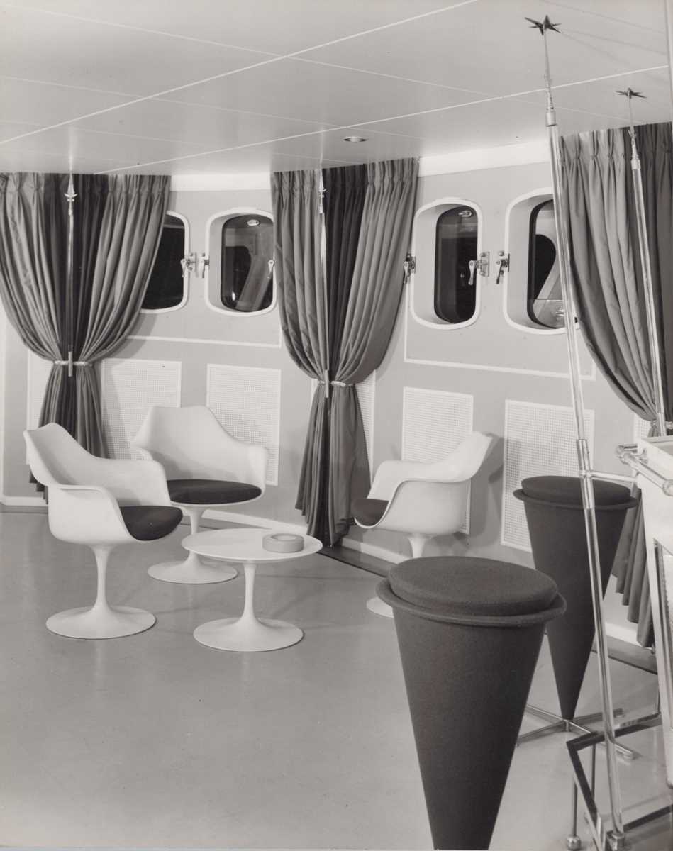 PHOTOGRAPHS. A collection of 17 gelatin sliver prints of the interior of the motor yacht M.Y. - Bild 12 aus 17