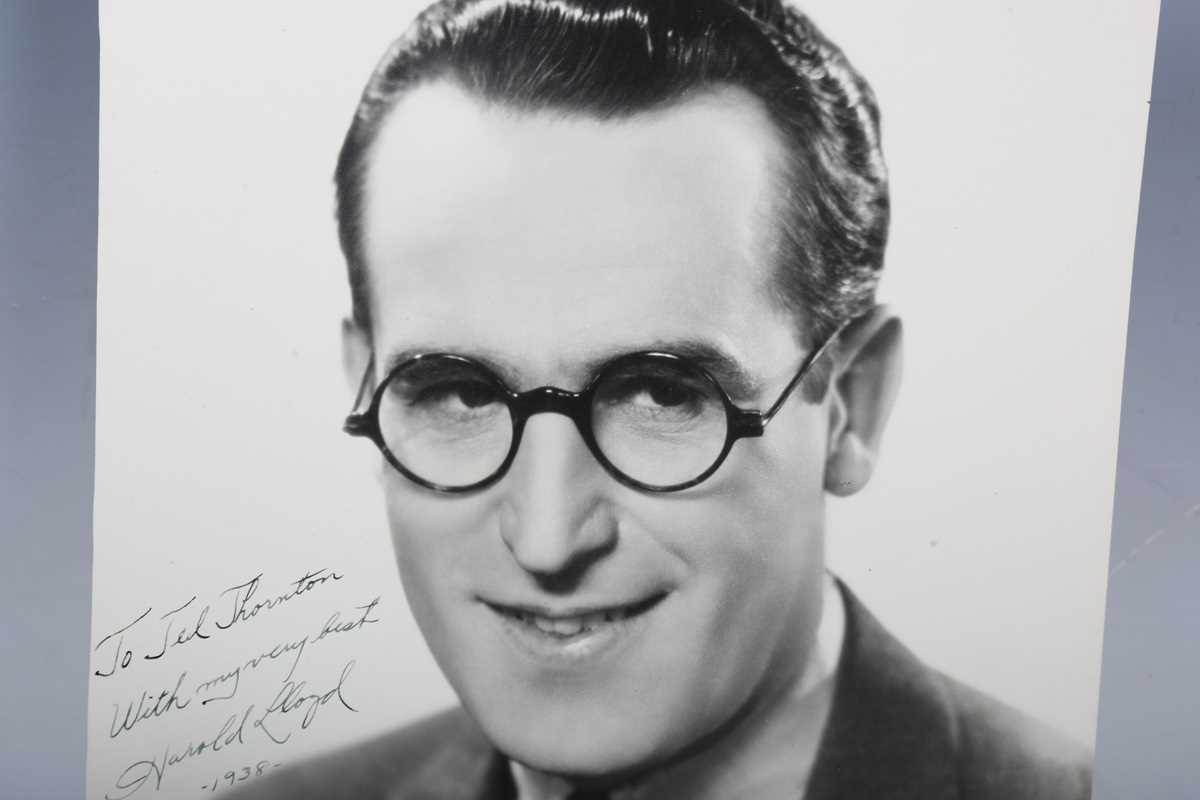 AUTOGRAPH. An autographed black and white oversized photograph signed by Harold Lloyd and - Bild 3 aus 5