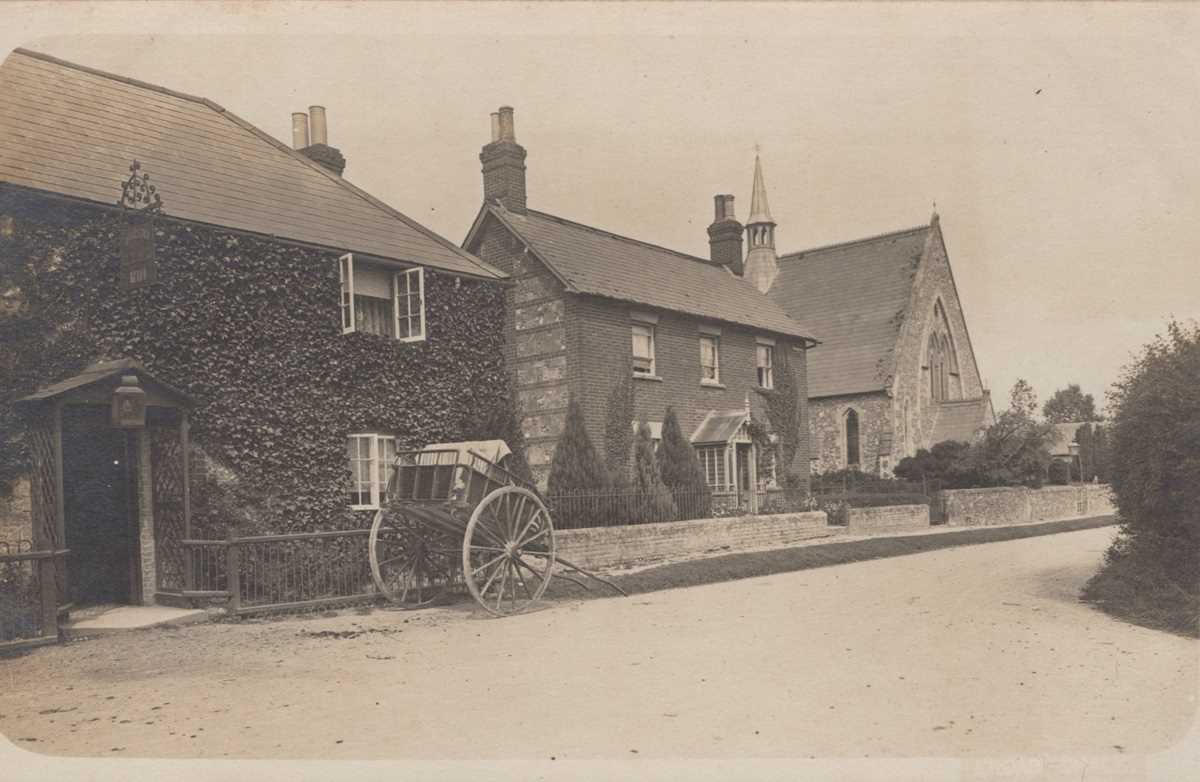 A collection of approximately 117 postcards of Wiltshire including photographic postcards titled ‘ - Bild 6 aus 10