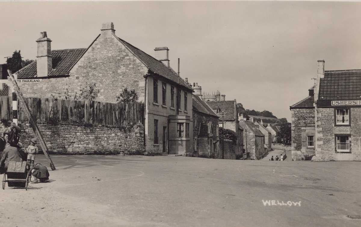 A collection of approximately 113 postcards of Somerset including photographic postcards titled ‘ - Bild 3 aus 10