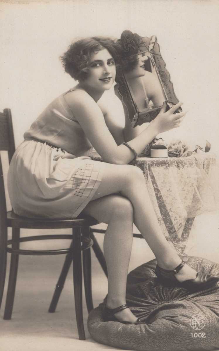 A collection of approximately 170 postcards of erotic or risqué interest, many collected in sets. - Bild 2 aus 10