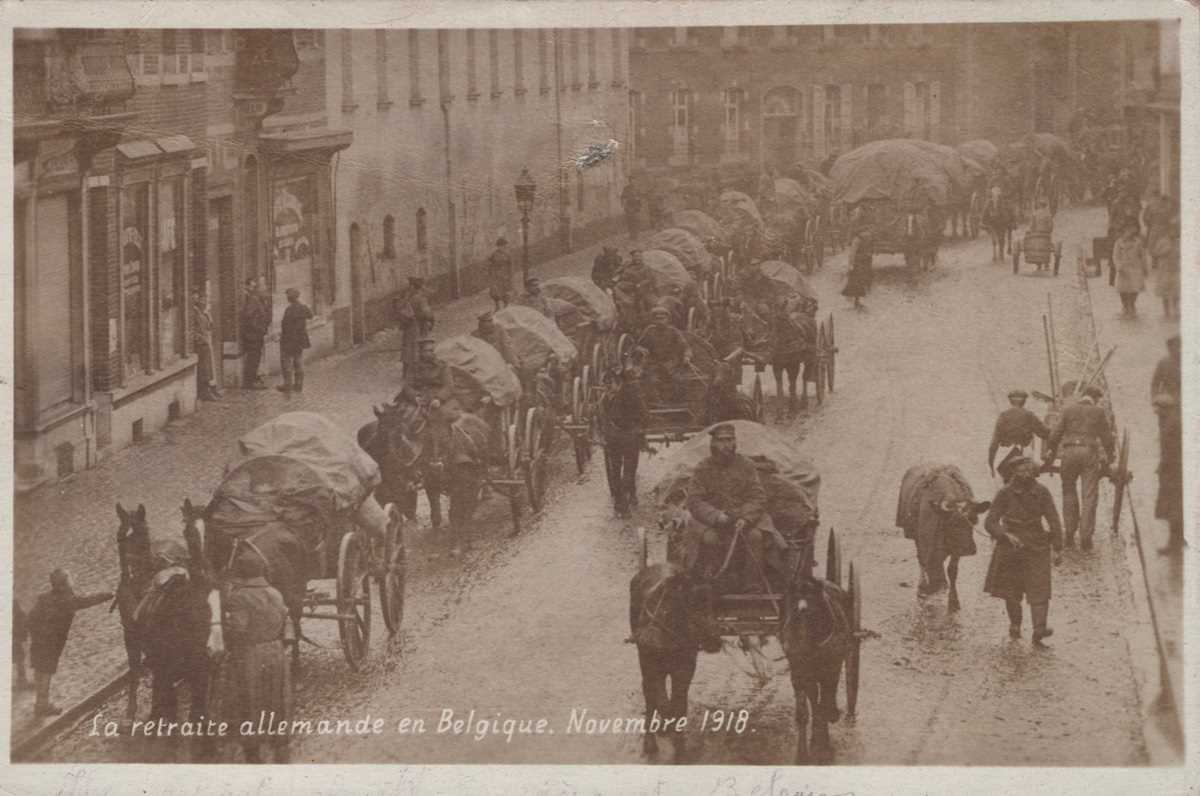 An album containing 32 postcards of military interest including an embroidered silk greeting - Bild 11 aus 32