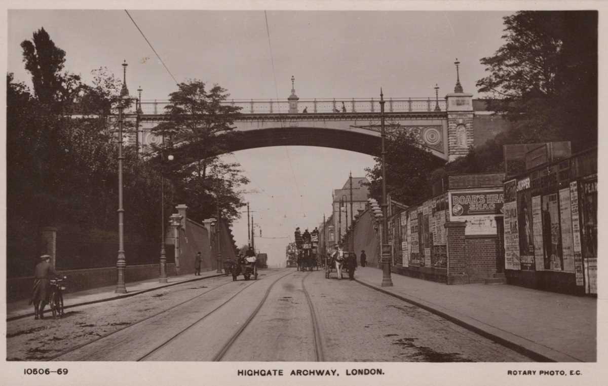 A collection of approximately 193 postcards of London and its suburbs including photographic - Image 19 of 27