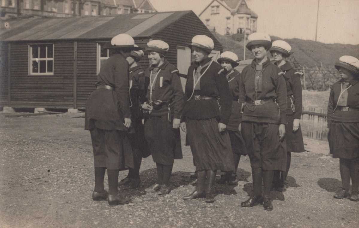 A collection of 16 photographic postcards of girl Sea Scouts. - Bild 15 aus 16