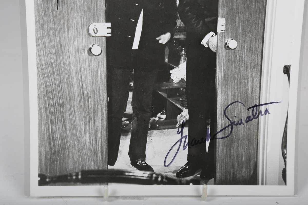 AUTOGRAPH. An autographed black and white photograph signed by Frank Sinatra and Jacqueline Bisset - Bild 5 aus 7