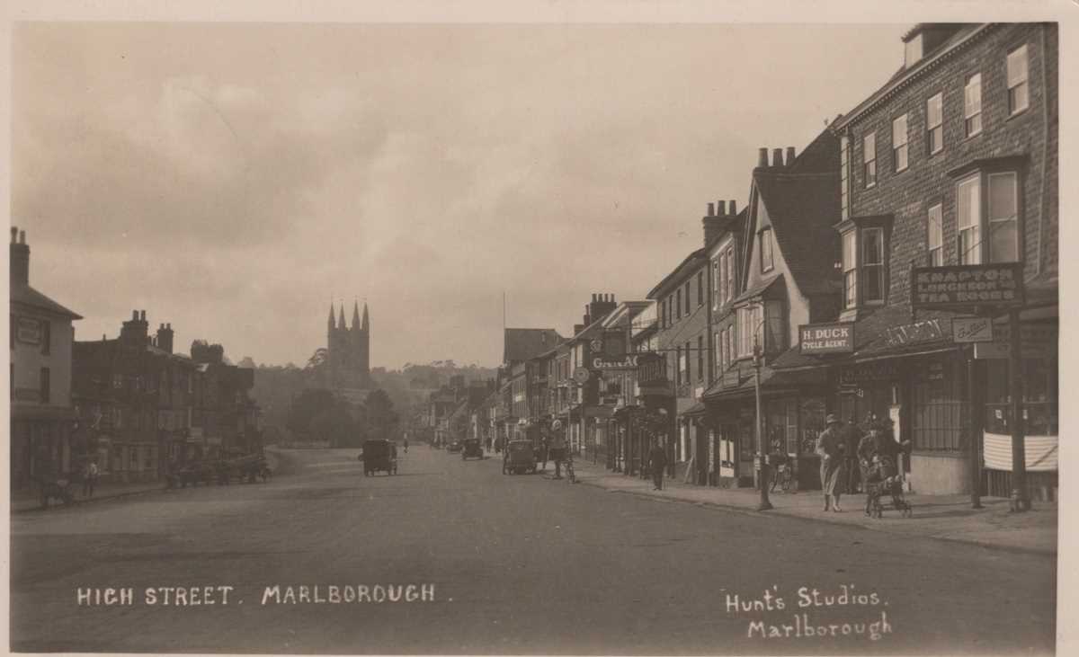 A collection of approximately 117 postcards of Wiltshire including photographic postcards titled ‘ - Bild 7 aus 10