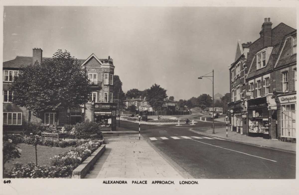A collection of approximately 193 postcards of London and its suburbs including photographic - Image 8 of 27