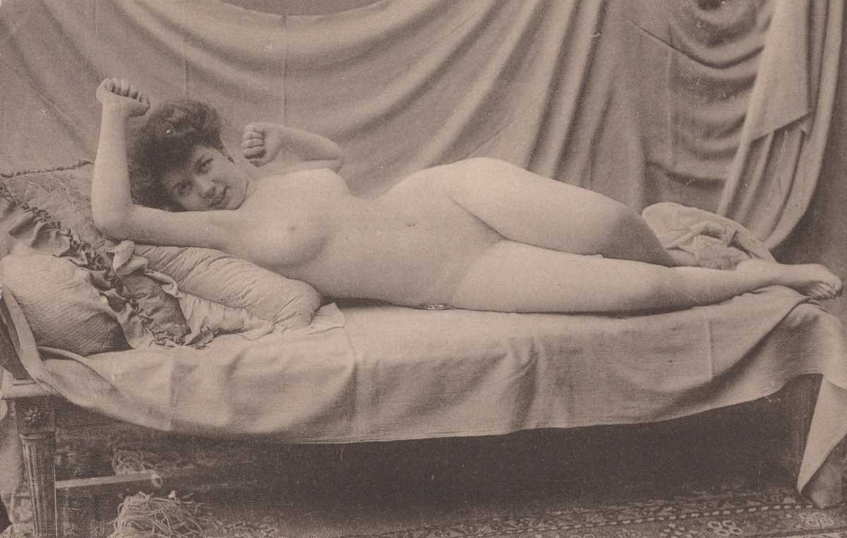 A collection of approximately 170 postcards of erotic or risqué interest, many collected in sets. - Bild 9 aus 10