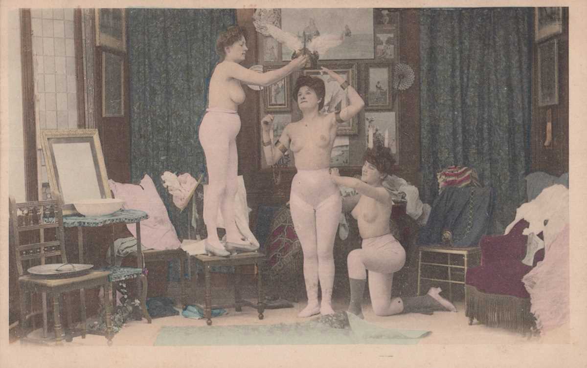 A collection of approximately 170 postcards of erotic or risqué interest, many collected in sets. - Bild 4 aus 10