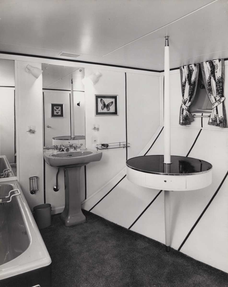 PHOTOGRAPHS. A collection of 17 gelatin sliver prints of the interior of the motor yacht M.Y. - Image 7 of 17