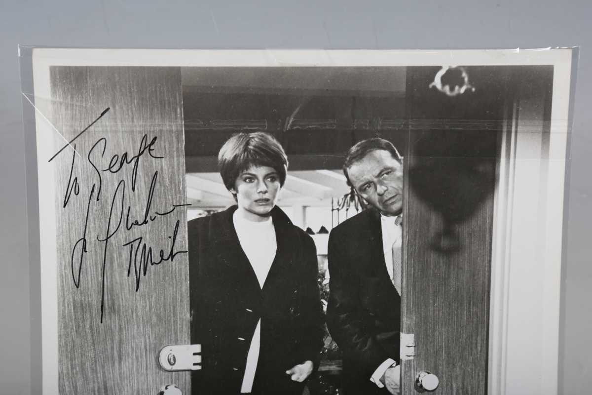 AUTOGRAPH. An autographed black and white photograph signed by Frank Sinatra and Jacqueline Bisset - Bild 4 aus 7