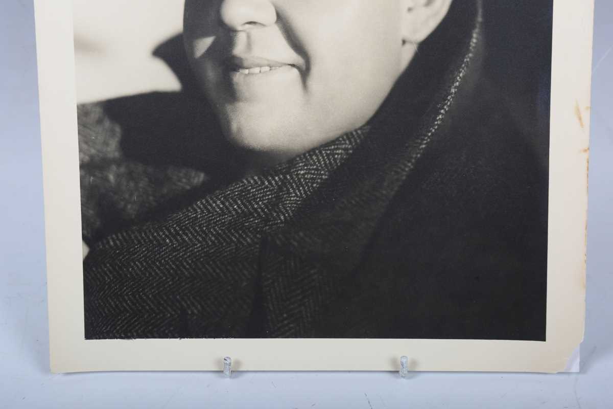 AUTOGRAPH. An autographed black and white oversized photograph signed by Charles Laughton and - Image 4 of 6