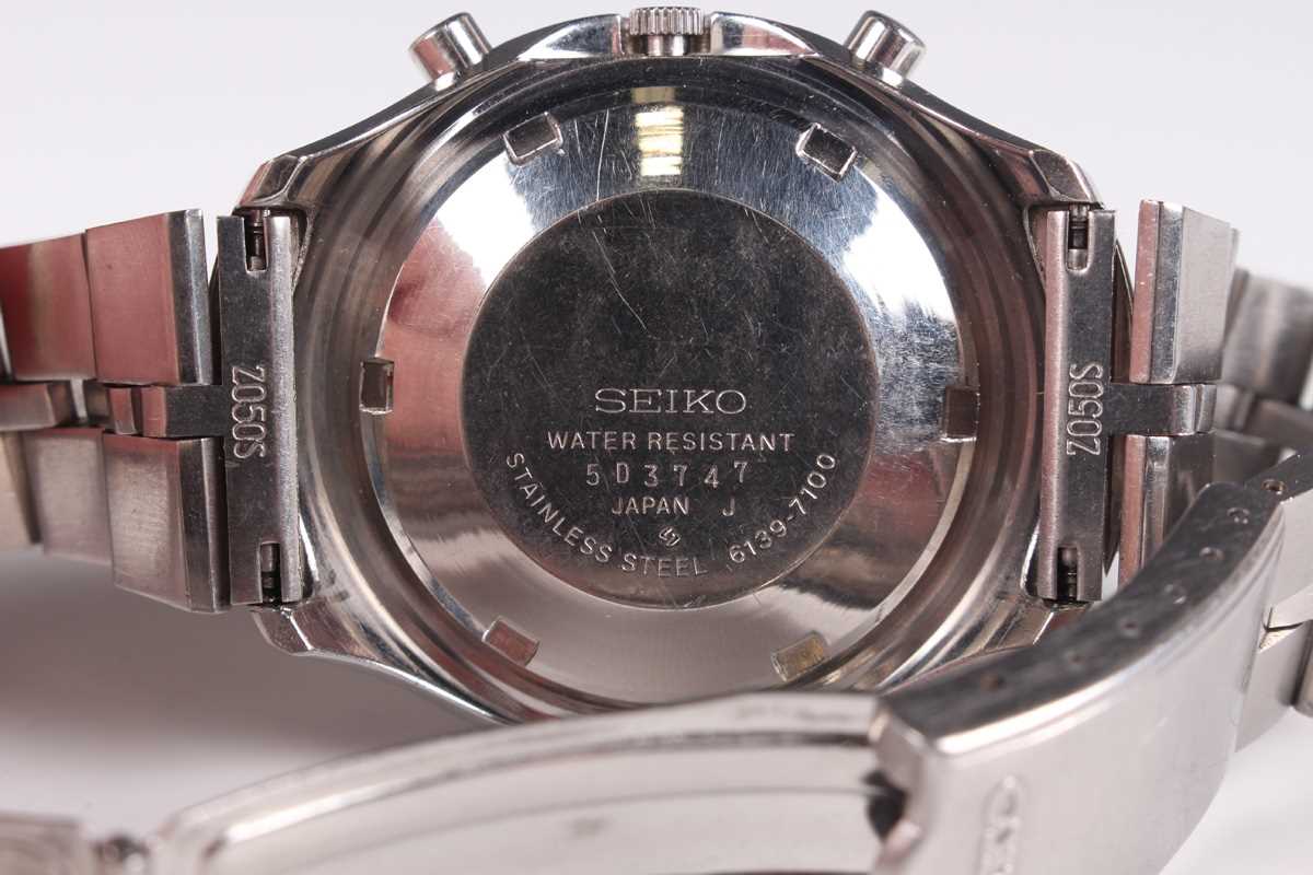 A Seiko 'Helmet' Chronograph Automatic stainless steel gentleman's bracelet wristwatch, Ref. 6139- - Image 4 of 6