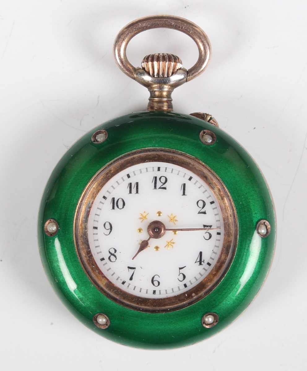 A green enamelled keyless wind open-faced lady’s fob watch with unsigned jewelled cylinder movement, - Bild 3 aus 26
