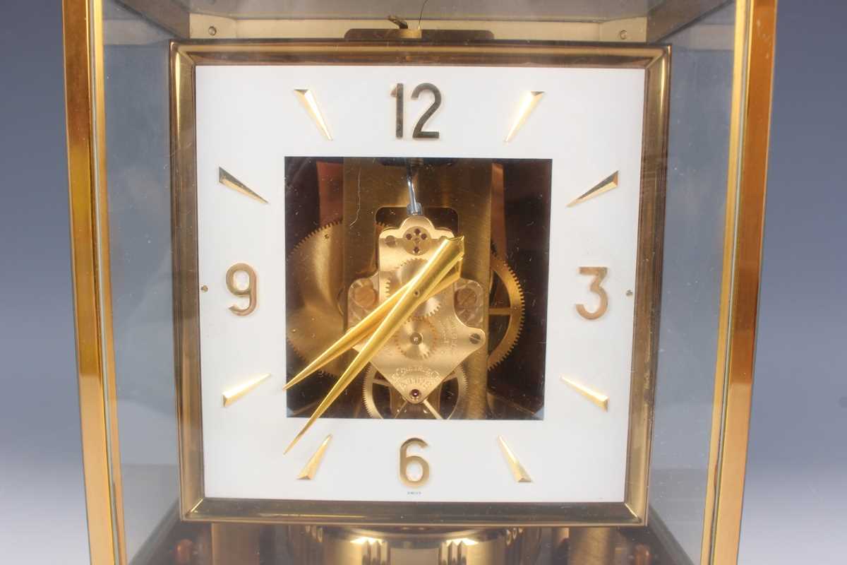 A Jaeger-LeCoultre Atmos mantel timepiece, Ref. 528-6, the signed perpetual gilt brass movement - Bild 3 aus 9