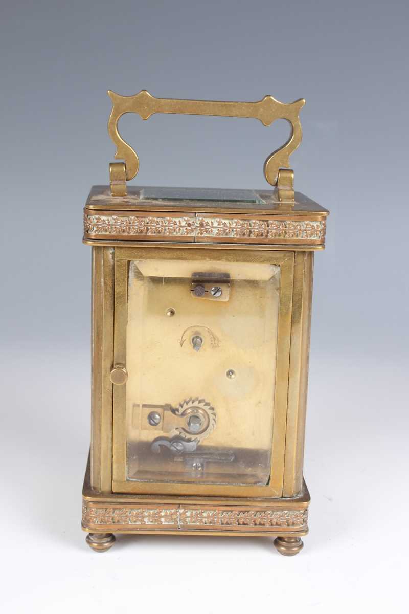 A 20th century lacquered brass corniche cased carriage clock with eight day movement striking and - Bild 21 aus 23