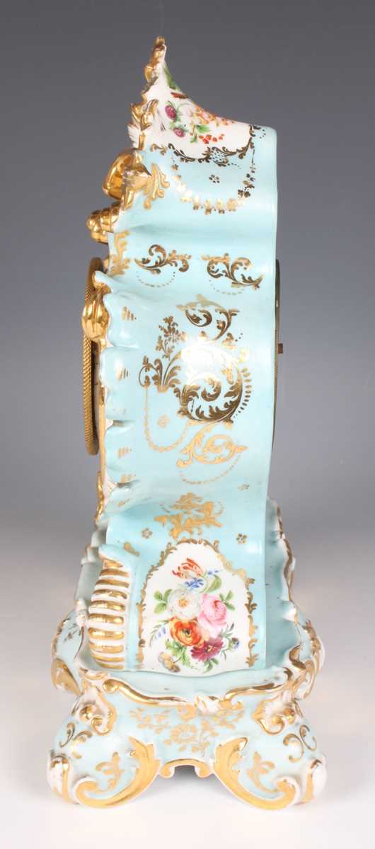 A mid-19th century French Jacob Petit Paris porcelain cased mantel clock and matching stand, the - Bild 7 aus 14