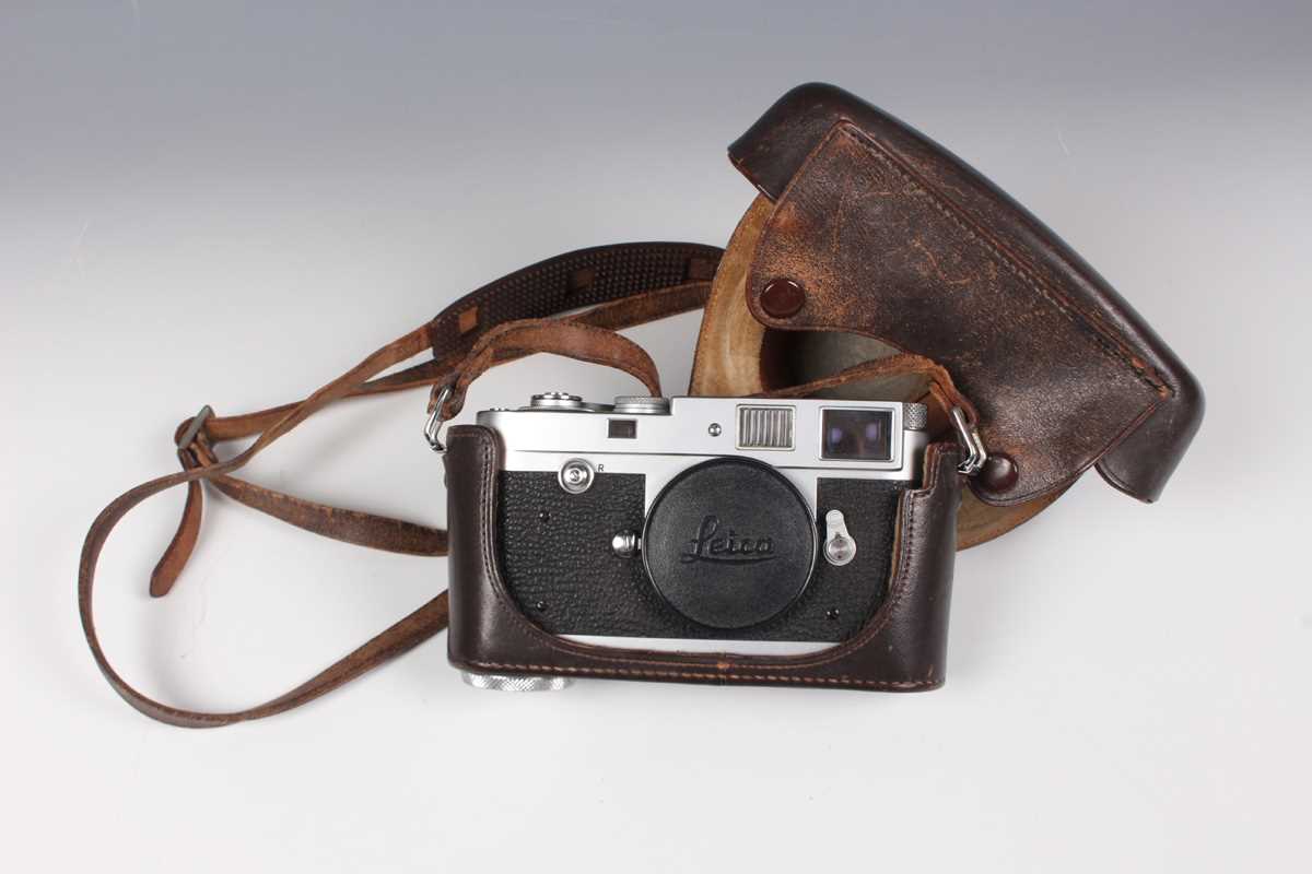 A Leica M2 camera, No. 961400, circa 1959, with leather case, together with a Leitz Elmar 1:4/90 - Image 14 of 14