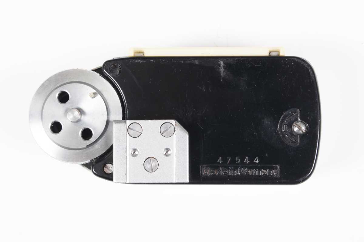 A Leica M2 camera, No. 961400, circa 1959, with leather case, together with a Leitz Elmar 1:4/90 - Image 10 of 14